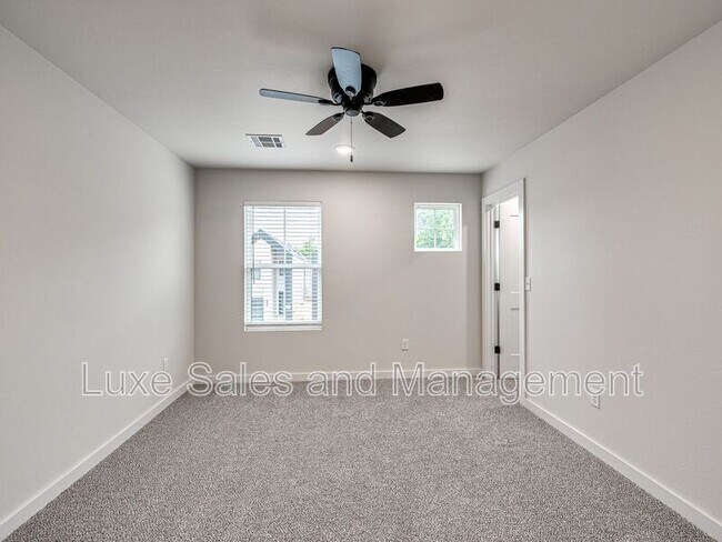 Building Photo - 618 W 2nd St