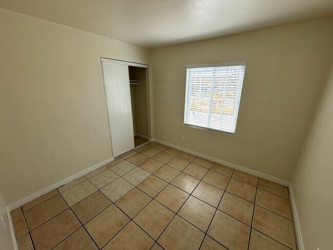 Building Photo - Charming 3BED/1BATH apartment located in N...
