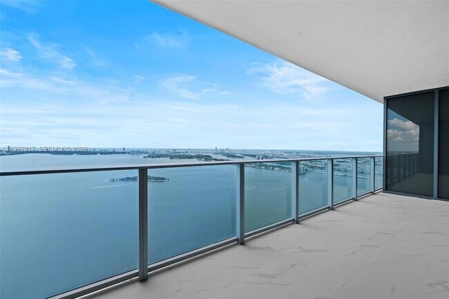 Building Photo - 700 NE 24th St