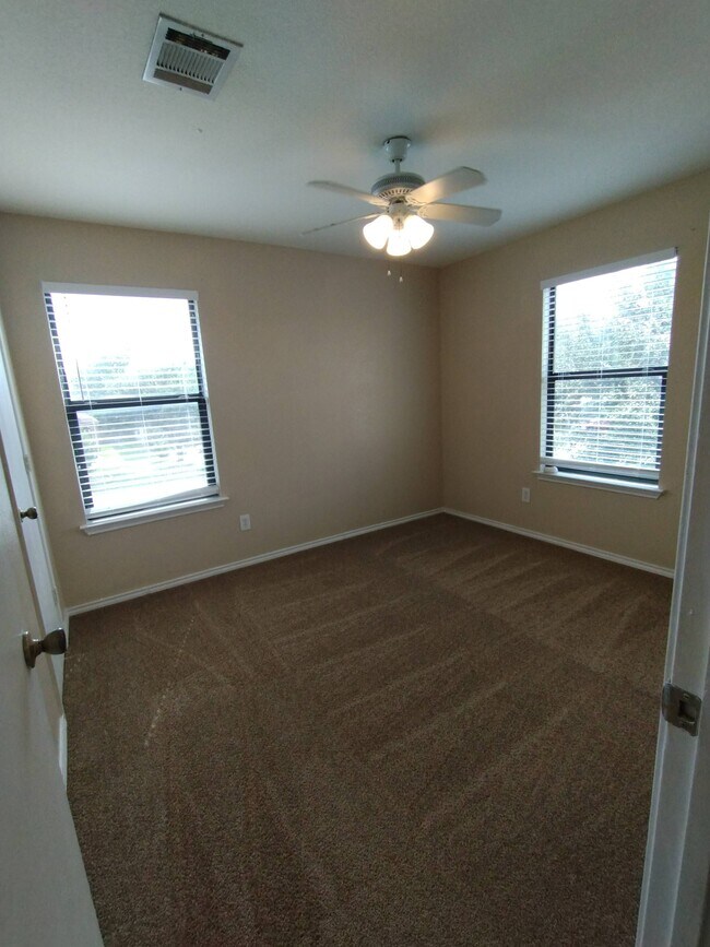 Building Photo - 2200 Weiss Ln