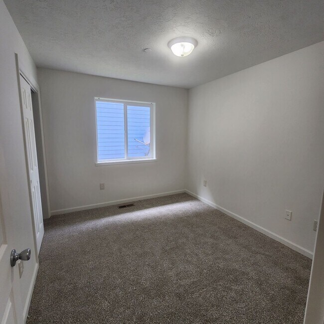 Building Photo - 3 Bedroom House Available in Quiet Astoria...