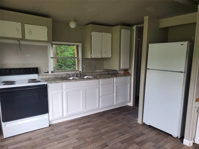 Building Photo - 12175 Hilltop Dr