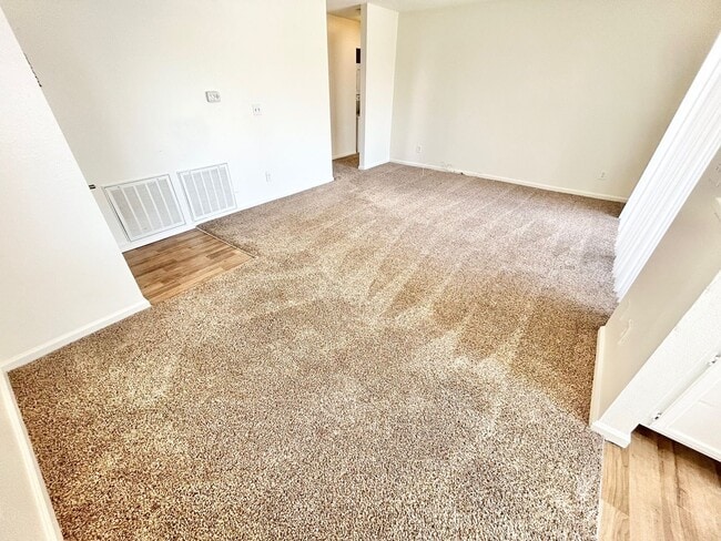 Building Photo - ADORABLE UPSTAIRS CONDO! 2 BEDROOM / 2 FUL...