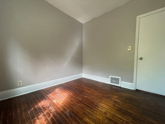 Building Photo - WARM & COMFY SINGLE FAMILY HOME