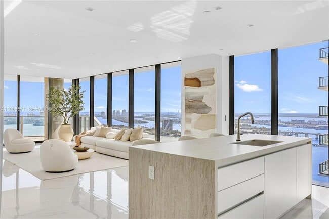 Building Photo - 700 NE 24th St