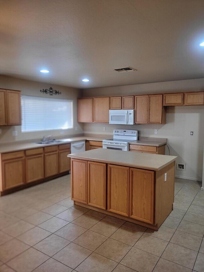 Building Photo - 16377 W Cottonwood St