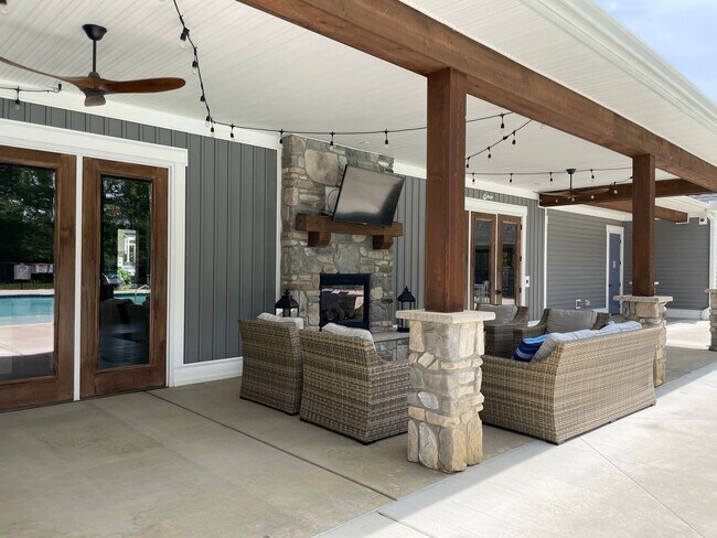 Building Photo - Willet | 4 Bed 3.5 Bath | Garage | 2287 sf | $3120 - $3432 | 8, 9, 13, 14, and 15 month lease terms
