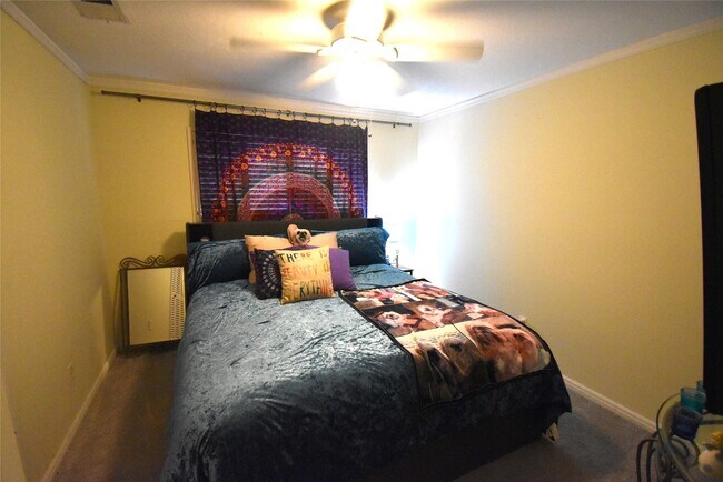 Building Photo - 8011 Meadowvale Dr