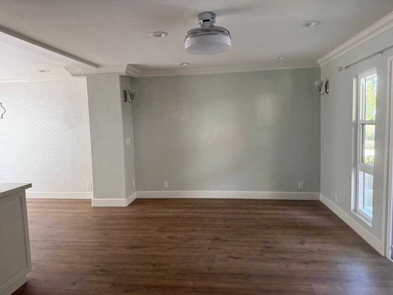 Building Photo - 268 S Seneca Cir
