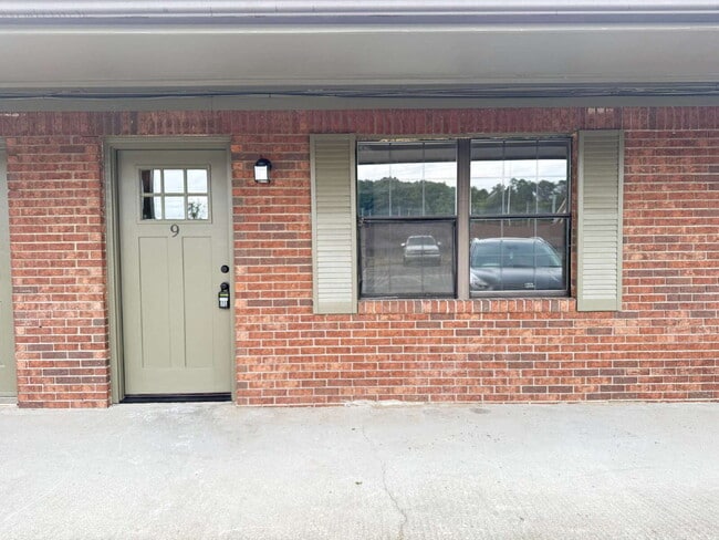 Primary Photo - This freshly renovated 1-bedroom, 1-bath u...