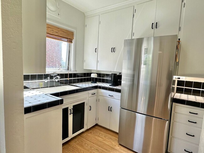 Building Photo - Charming 1 bed condo in desired Eastlake! ...