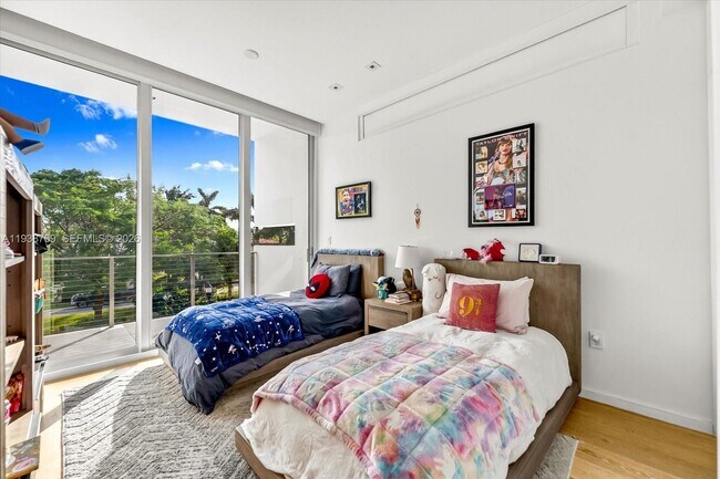 Building Photo - 201 Palm Ave