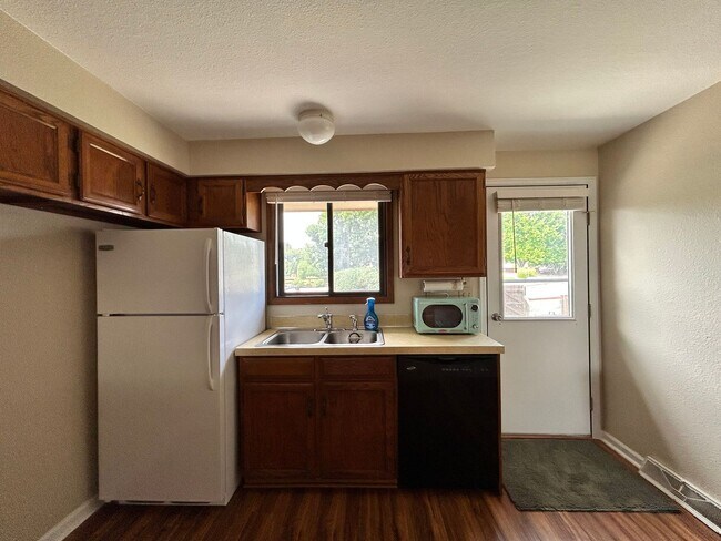 Building Photo - Recently Remodeled 2Bd/2Ba with Attached G...