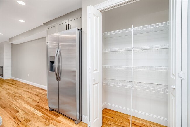 Building Photo - 33 Milton St