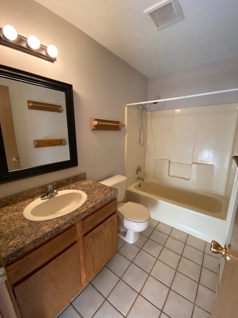 Full Bath w Tub/Shower Up - 4805 Sunnybrook Rd