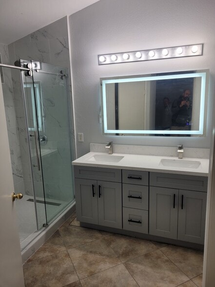 Building Photo - 18885 Oakview Way