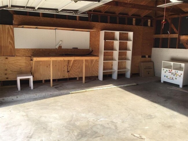 Building Photo - 1215 Ashwood Dr