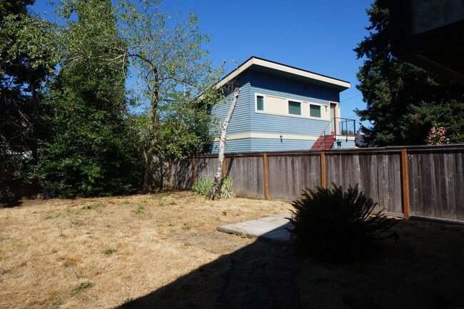 Building Photo - NE Portland 3 bedroom Rose City Park - APP...