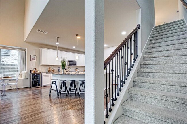 Building Photo - 23811 Via Viale Dr