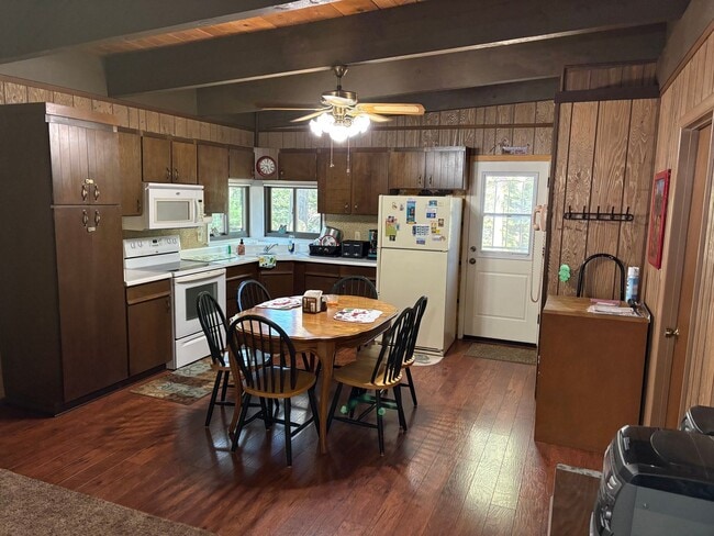 Building Photo - 2 Bedroom one level cabin