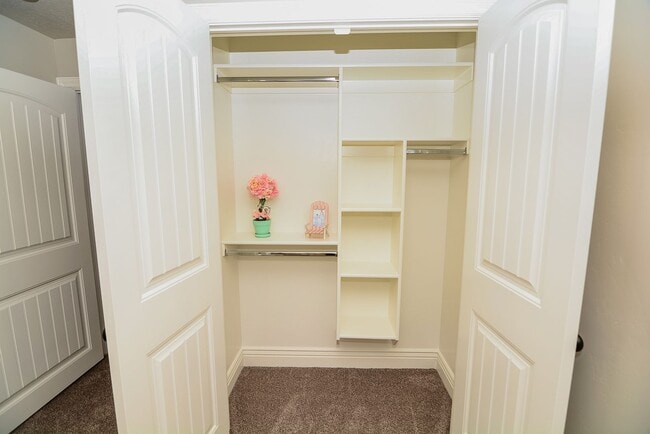 Building Photo - Luxury 5 Bedroom 3 Bath with Upscale Ameni...