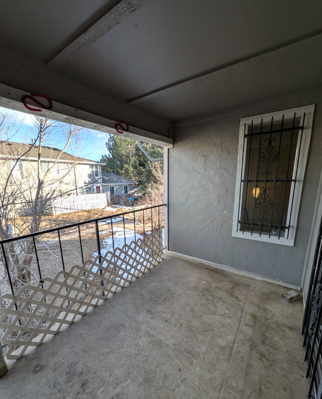 Building Photo - 2 Bed 1 Bath Apartment - New Floors - Attached Garage!