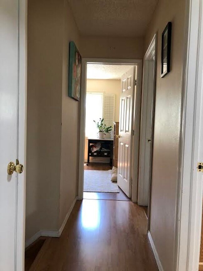 Building Photo - 4 Bd, 2 Ba, Home, Quiet Neighborhood, Great Floorplan, Mature Landscaping!