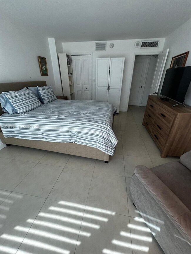 Building Photo - 2655 Collins Ave