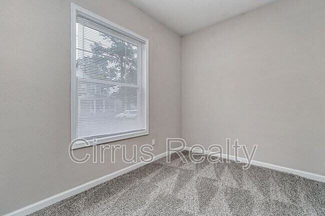 Building Photo - 301 Cedar St