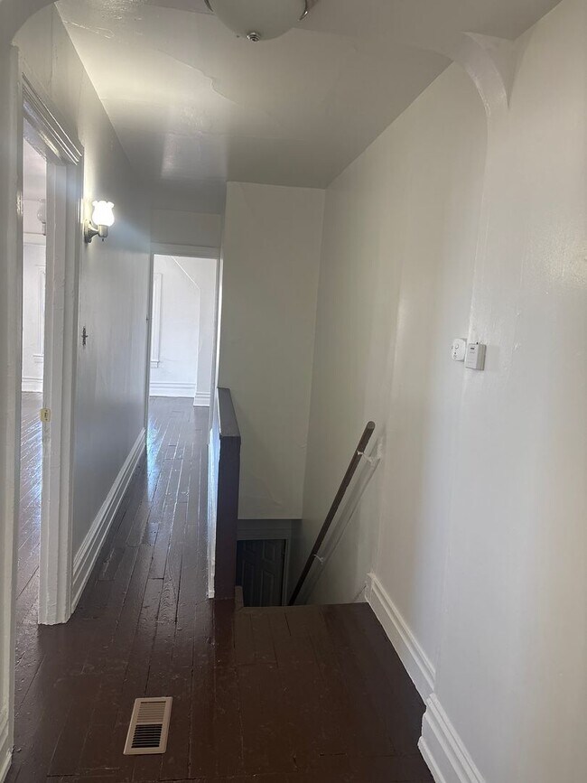Building Photo - 3rd Floor 1 Bedroom Near York College