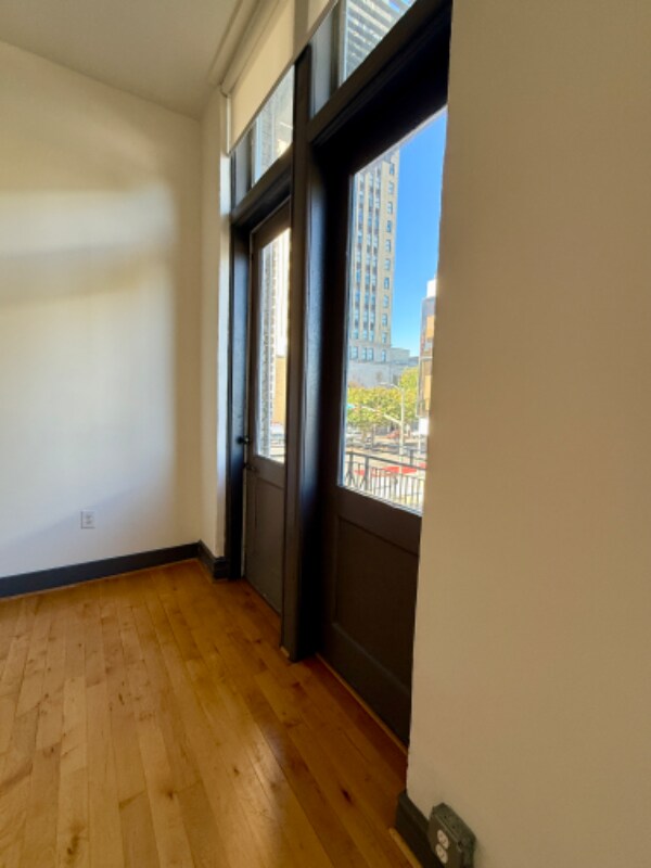 Building Photo - 300 E Broad St