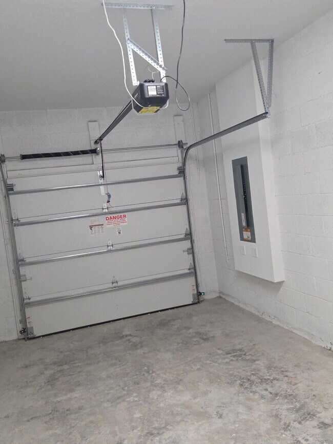 Building Photo - 202 Lakeside Lndg Dr