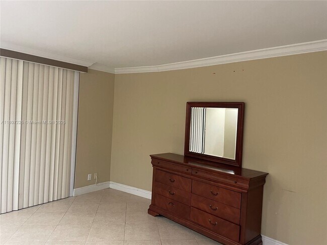 Building Photo - 3900 N Hills Dr