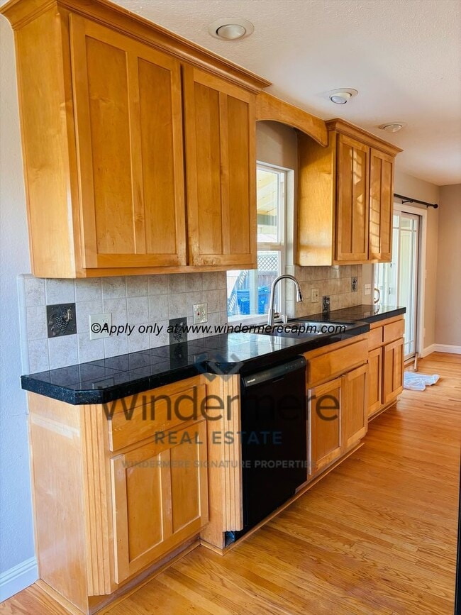 Building Photo - Charming 2 bedroom with HUGE yard in beaut...
