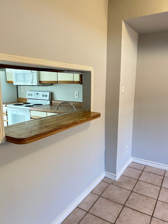 Building Photo - 644 W Collins St