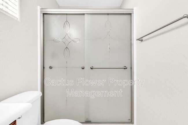 Building Photo - 2544 E Vermont Dr