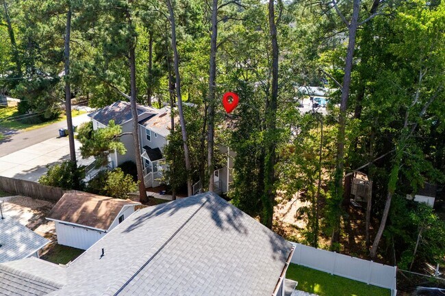 Building Photo - End unit of a Triplex within walking dista...