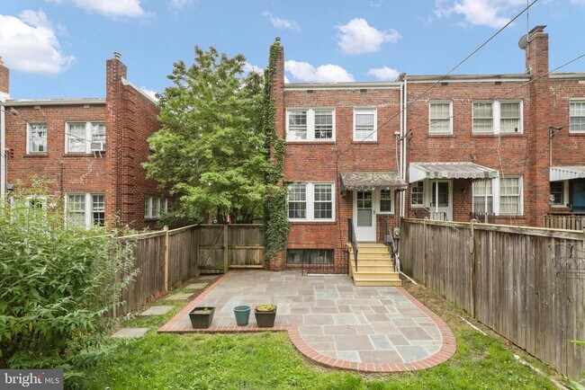 Building Photo - 426 E Nelson Ave
