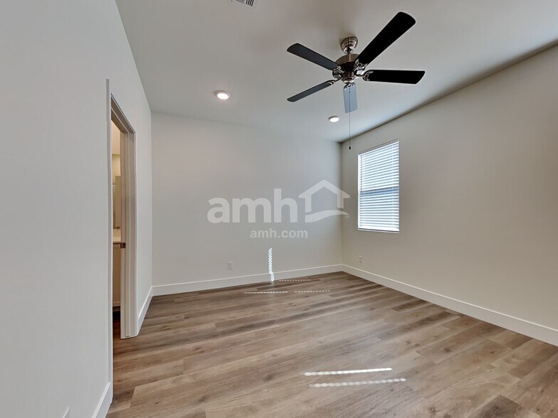 Building Photo - 521 Silverbell Falls Pl