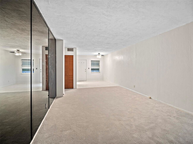 Building Photo - 2555 NE 11th St
