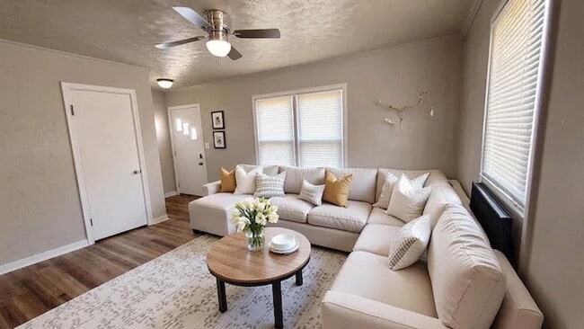 Building Photo - Spacious 3-bedroom, one-bathroom home.
