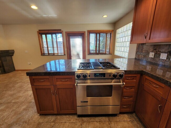 Building Photo - 252 - Yaho Duplex