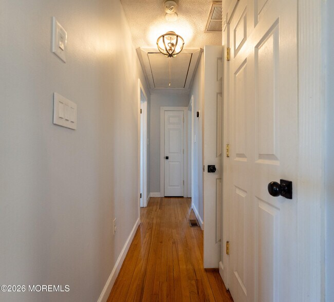 Building Photo - 406 Lawrence Dr