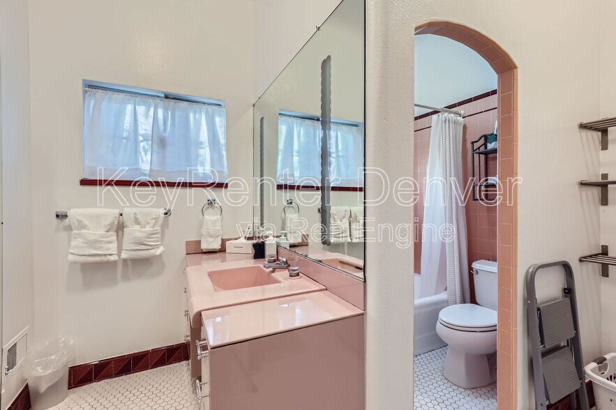 Building Photo - 2062 Glenarm Pl