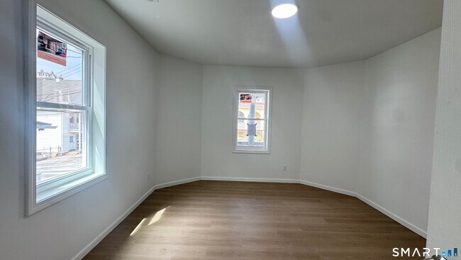 Building Photo - 16 Arch St