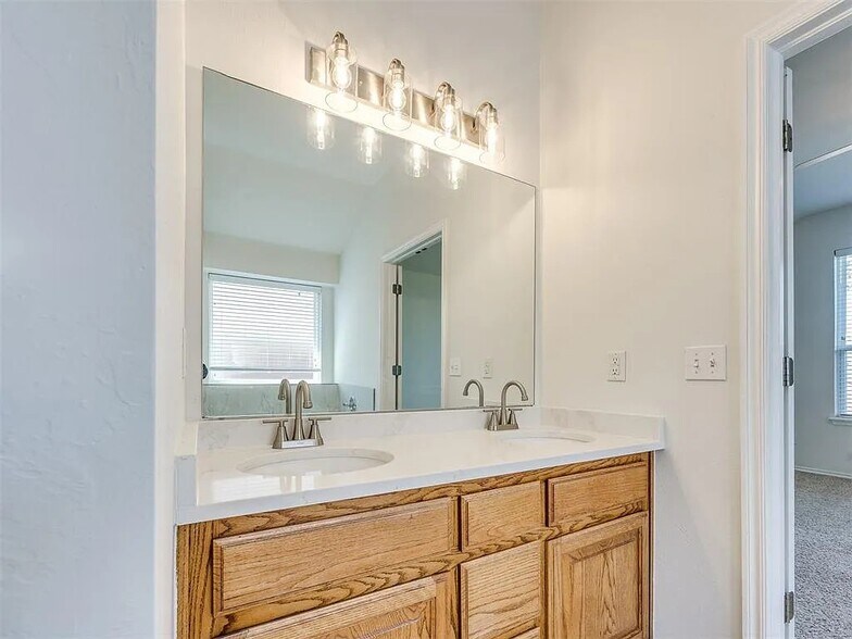 Building Photo - 2417 Arbor Dr