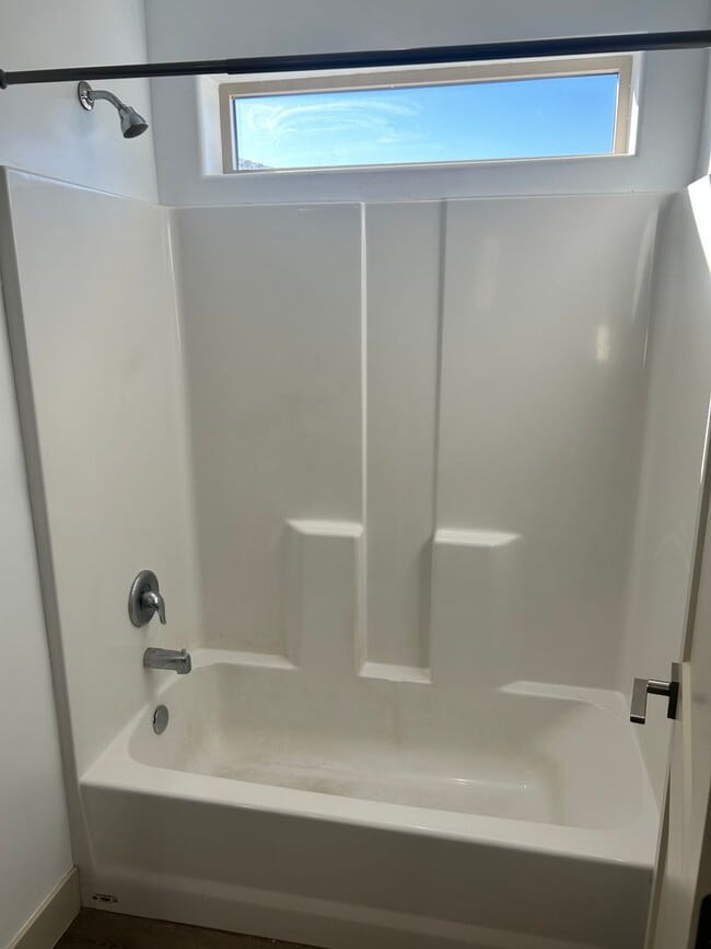 Building Photo - BEAUTIFUL TOWNHOME!