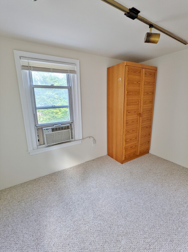 Building Photo - 943 Glenbrook Ave