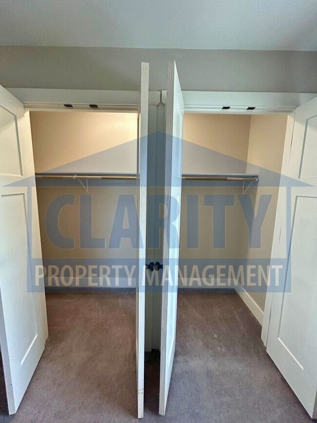 Building Photo - Modern townhome w/ master-on-main!