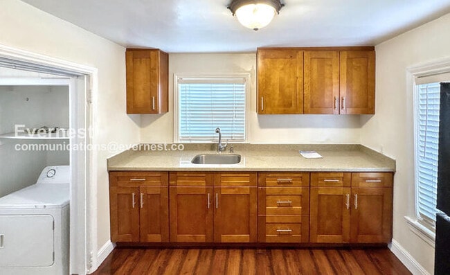 Building Photo - 605 E Santa Inez Ave